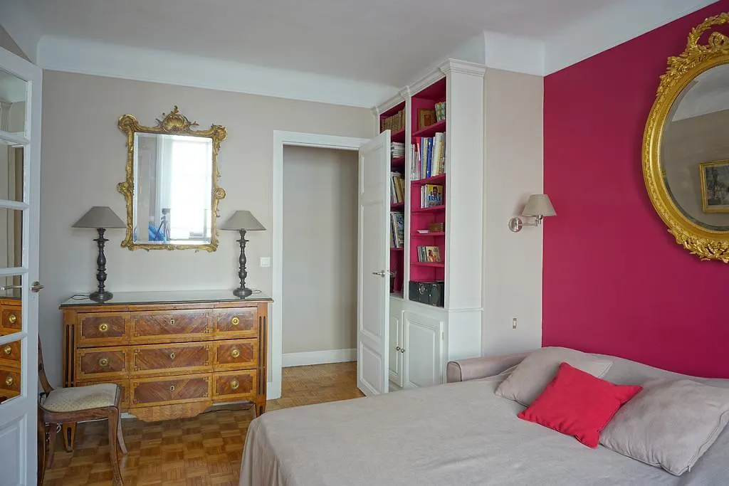 Apartment Rue Copernic - 16 *